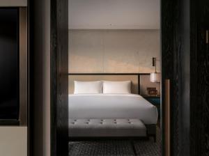 北京华侨大厦睿世酒店客房内的一张或多张床位