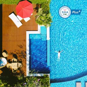 七岩华欣安凡尼臻选度假酒店的站在游泳池中的人的头顶景色