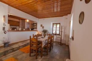 马克里尼撒Eremia Rustic House - Entire Villa in Pelion的厨房以及带桌椅的用餐室。