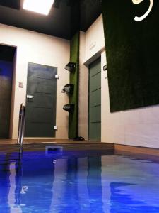 奥西耶克Apartman My Story的一个带有门和鞋子的游泳池的房间