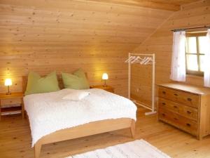 RutzenmoosHoliday Home Lehner im Wald - RZM100 by Interhome的小木屋内一间卧室,配有一张床