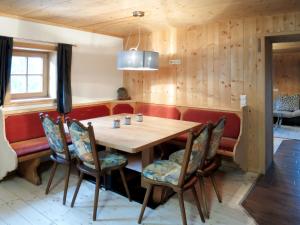GattererbergChalet Alm Chalet - SUZ320 by Interhome的一间带木桌和椅子的用餐室