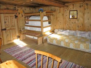 图克斯Chalet Lippnerhütte - LNH120 by Interhome的小屋内设有一间带两张双层床的卧室