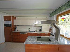 拉登泰因科夫勒拉登腾度假屋的厨房配有水槽和台面