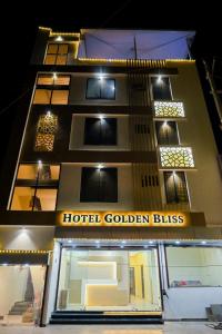 博帕尔Hotel Golden Bliss的酒店晚上点燃黄金