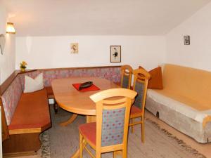 弗利斯Apartment Leni - FIE151 by Interhome的配有桌椅和床的房间