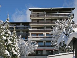 威拉尔-苏-罗伦维拉尔河畔欧伦法加玛特公寓酒店的前面有雪覆盖的树木的建筑