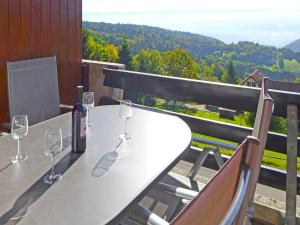 莱斯拉塞斯Apartment Centaure-3 by Interhome的观景阳台的桌子和酒杯
