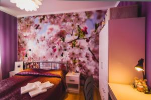 摩尔曼斯克Tri Zaytsa的卧室设有粉红色的华丽墙壁