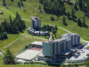 西维耶兹洛斯阿布朗奇XXXIII希维埃斯酒店的享有大楼空中景色,设有停车场