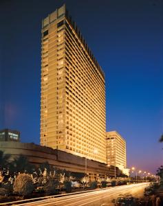 孟买纳瑞曼区三叉酒店 的前面有一条街道的高楼
