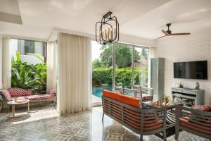 瓦加托La Risa Estate的客厅配有沙发和桌子