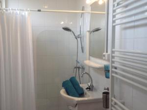 卑尔根Appelbloesem的浴室配有卫生间、盥洗盆和淋浴。
