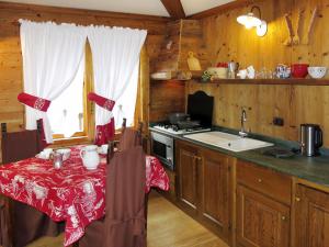 瓦托内切Apartment La Tata by Interhome的厨房配有桌子、炉灶和水槽。