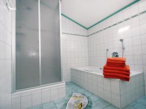 希帕赫Apartment Hundsbichler-1 by Interhome的浴室设有浴缸,备有橙色毛巾