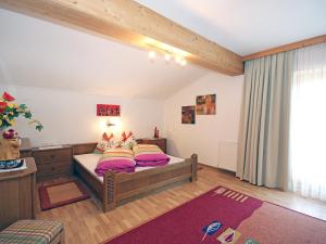 希帕赫Apartment Hundsbichler-1 by Interhome的一间卧室配有一张带紫色枕头的床