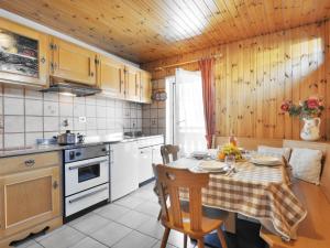 Apartment Cincelli - Marmolada by Interhome的厨房或小厨房