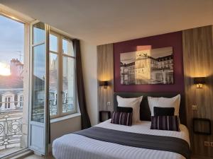 第戎城市阁楼公寓酒店的酒店客房设有两张床和大窗户。