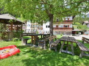 坎皮泰洛Apartment Cecilia-3 by Interhome的公园里设有野餐桌、一棵树和一艘船