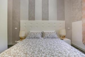 奥里亚La Perla Bianca Luxury Spa by BarbarHouse的一间卧室配有一张大床和两盏灯