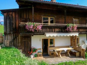 奥法赫Holiday Home Sonnheim - WIL560 by Interhome的一座带桌子和鲜花的木屋