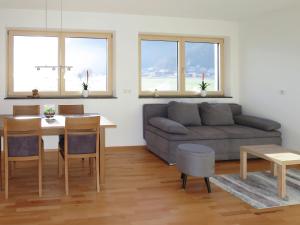 齐勒谷地施特拉斯Apartment Zillertalblick - FGZ230 by Interhome的客厅配有沙发和桌子