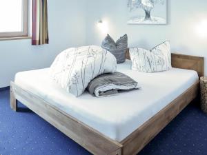 卡顿巴赫Apartment Luxner - KAB137 by Interhome的一张床上的枕头