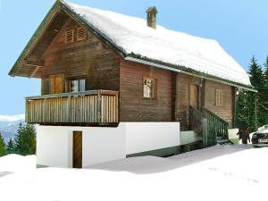 格赖芬堡Chalet Wassertheureralm by Interhome的木屋,在雪中设有阳台