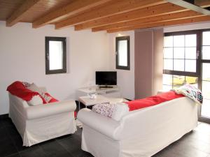 CastroHoliday Home Rustico De Leoni by Interhome的客厅配有2张白色沙发和电视