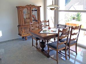 艾森巴哈艾森巴赫公寓的一间带木桌和椅子的用餐室