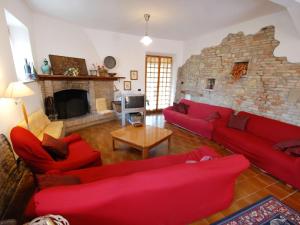 GinestretoHoliday Home Maria Rosaria by Interhome的客厅设有红色的沙发和石墙
