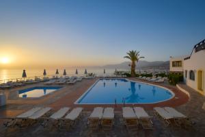 赫索尼索斯赫索尼索斯乡村别墅酒店 的一个带躺椅的大型游泳池,享有海景