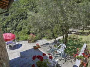 LoppegliaHoliday Home Castagneto by Interhome的享有带桌椅的庭院的景色。