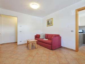 维哥迪法萨Apartment Fabio Deluca by Interhome的客厅配有红色的沙发和桌子