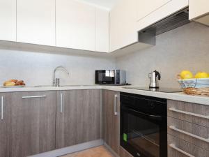 维哥迪法萨Apartment Fabio Deluca by Interhome的厨房配有白色橱柜和黑色洗碗机