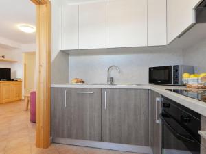维哥迪法萨Apartment Fabio Deluca by Interhome的厨房配有水槽和微波炉