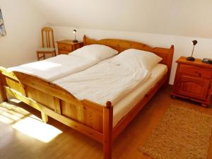 诺登里奇法德3A酒店的一张木床,位于带桌子和椅子的房间里