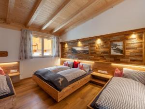菲根贝格Apartment Chalet Spatn by Interhome的木墙客房的两张床