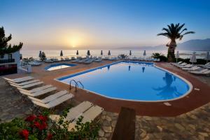 赫索尼索斯赫索尼索斯乡村别墅酒店 的一个带躺椅的大型游泳池,享有海景