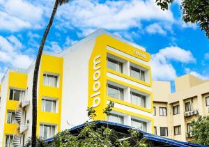 孟买Bloom Hotel - Juhu的拥有黄色和白色建筑的酒店