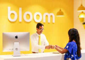 孟买Bloom Hotel - Juhu的男人和女人在苹果电脑前摇手