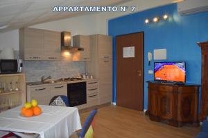 代森扎诺-德尔加达Red & Blu Apartments的厨房配有带水果的桌子