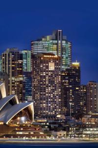 悉尼Shangri-La Sydney的城市的夜景,高楼