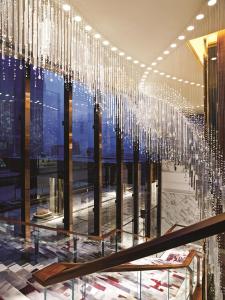 北京北京嘉里大酒店 - 香格里拉集团的酒店大堂吊灯的 ⁇ 染