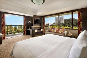 峇都丁宜槟城金沙香格里拉的酒店客房设有一张床、一台电视和窗户。