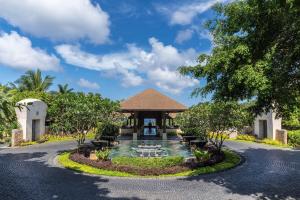长滩岛Shangri-La Boracay的一个带喷泉的度假村凉亭