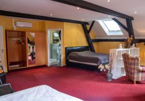 埃森蓝火卡曼妮酒店的一间卧室配有一张床,房间设有窗户