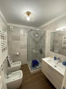 那不勒斯Silvi's House的带淋浴、卫生间和盥洗盆的浴室