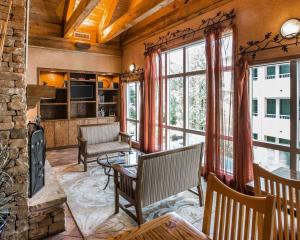 鸽子谷Econo Lodge Pigeon Forge Riverside的客厅配有家具和壁炉