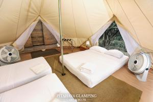 卡沃罗霍Pitahaya Glamping的帐篷配有两张床和风扇